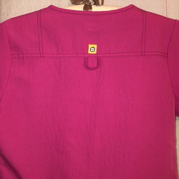 Wonder Wink M Fuchsia Pink Scrub Top with Yellow Logo - Picture 4 of 12